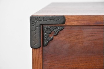 中古　岩谷堂箪笥　前面(欅材)　内部(桐材)　厚手の金具が存在感を放つ衣装箪笥　(R-086385)