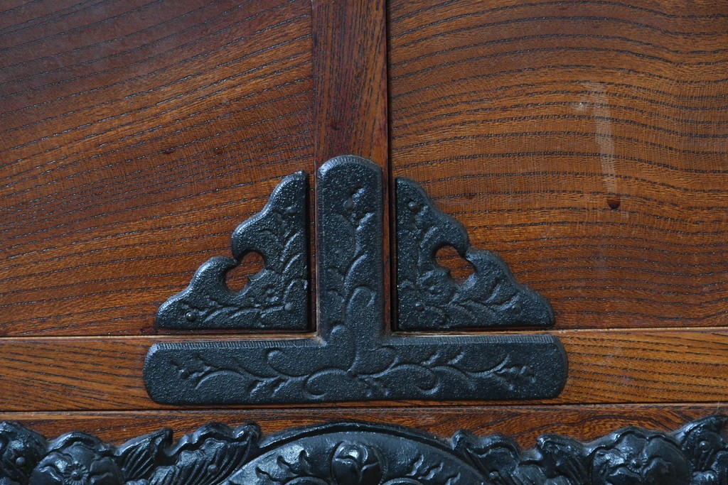 中古　岩谷堂箪笥　前面(欅材)　内部(桐材)　厚手の金具が存在感を放つ衣装箪笥　(R-086385)