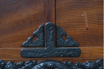 中古　岩谷堂箪笥　前面(欅材)　内部(桐材)　厚手の金具が存在感を放つ衣装箪笥　(R-086385)