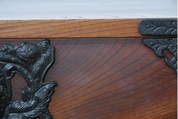 中古　岩谷堂箪笥　前面(欅材)　内部(桐材)　厚手の金具が存在感を放つ衣装箪笥　(R-086385)