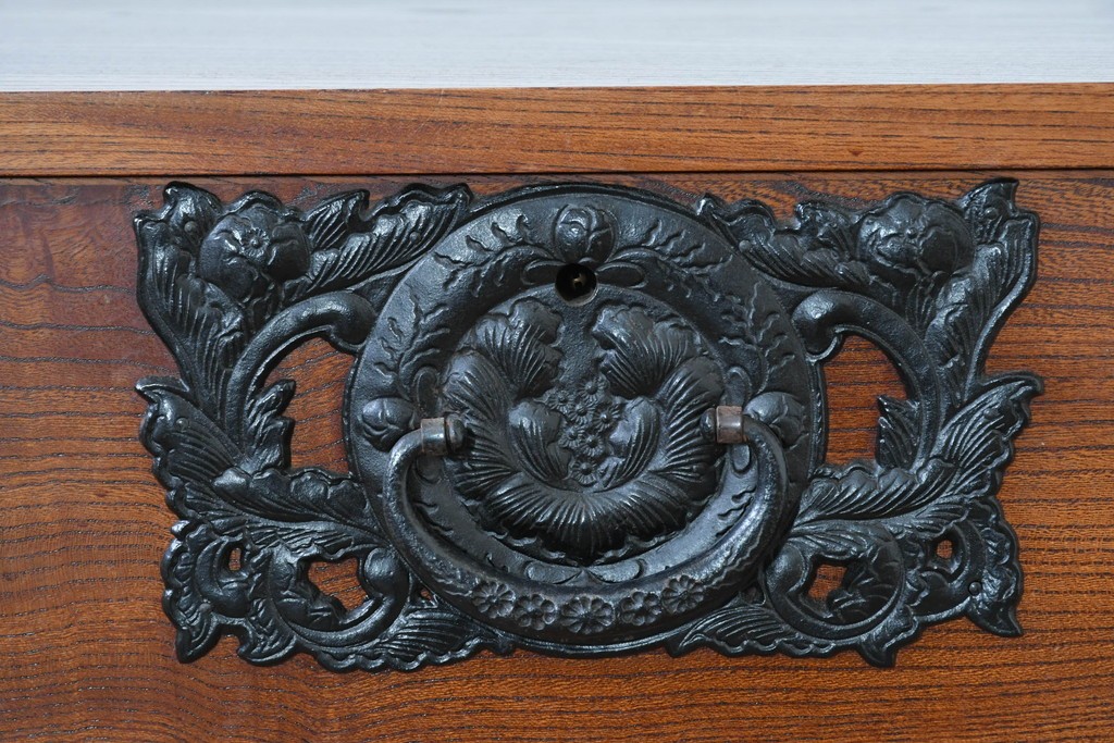 中古　岩谷堂箪笥　前面(欅材)　内部(桐材)　厚手の金具が存在感を放つ衣装箪笥　(R-086385)