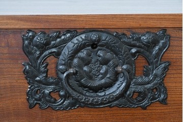 中古　岩谷堂箪笥　前面(欅材)　内部(桐材)　厚手の金具が存在感を放つ衣装箪笥　(R-086385)