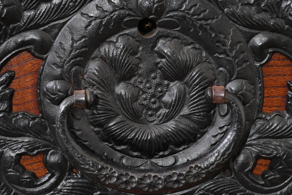 中古　岩谷堂箪笥　前面(欅材)　内部(桐材)　厚手の金具が存在感を放つ衣装箪笥　(R-086385)