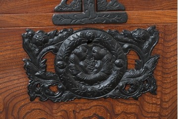 中古　岩谷堂箪笥　前面(欅材)　内部(桐材)　厚手の金具が存在感を放つ衣装箪笥　(R-086385)