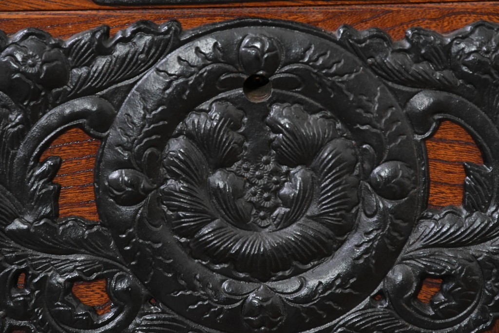 中古　岩谷堂箪笥　前面(欅材)　内部(桐材)　厚手の金具が存在感を放つ衣装箪笥　(R-086385)