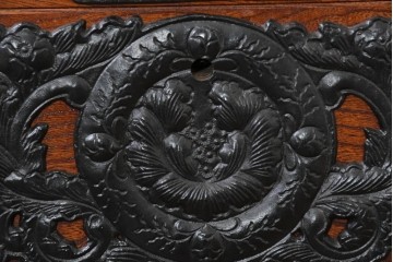 中古　岩谷堂箪笥　前面(欅材)　内部(桐材)　厚手の金具が存在感を放つ衣装箪笥　(R-086385)