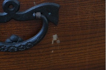 中古　岩谷堂箪笥　前面(欅材)　内部(桐材)　厚手の金具が存在感を放つ衣装箪笥　(R-086385)