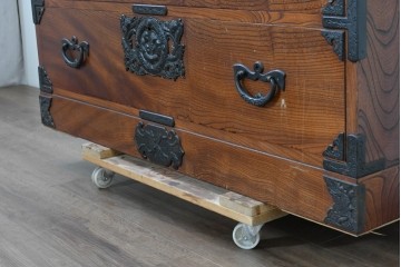 中古　岩谷堂箪笥　前面(欅材)　内部(桐材)　厚手の金具が存在感を放つ衣装箪笥　(R-086385)