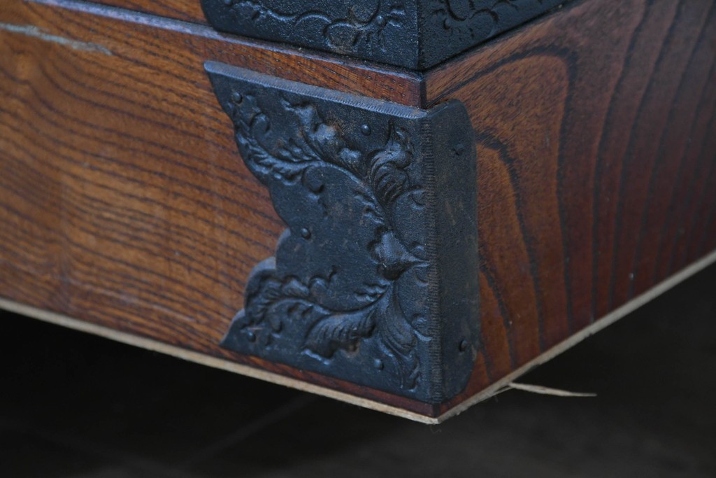 中古　岩谷堂箪笥　前面(欅材)　内部(桐材)　厚手の金具が存在感を放つ衣装箪笥　(R-086385)