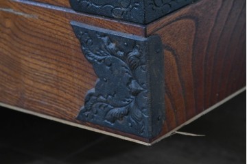 中古　岩谷堂箪笥　前面(欅材)　内部(桐材)　厚手の金具が存在感を放つ衣装箪笥　(R-086385)