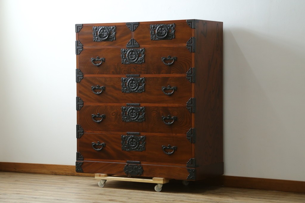 中古　岩谷堂箪笥　前面(欅材)　内部(桐材)　厚手の金具が存在感を放つ衣装箪笥　(R-086385)