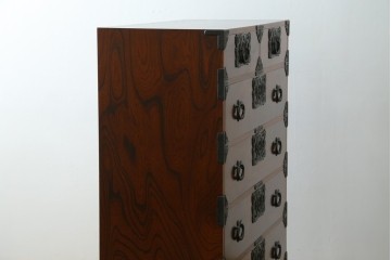 中古　岩谷堂箪笥　前面(欅材)　内部(桐材)　厚手の金具が存在感を放つ衣装箪笥　(R-086385)