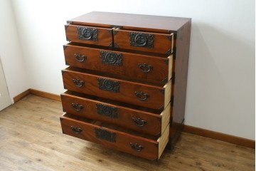 中古　岩谷堂箪笥　前面(欅材)　内部(桐材)　厚手の金具が存在感を放つ衣装箪笥　(R-086385)