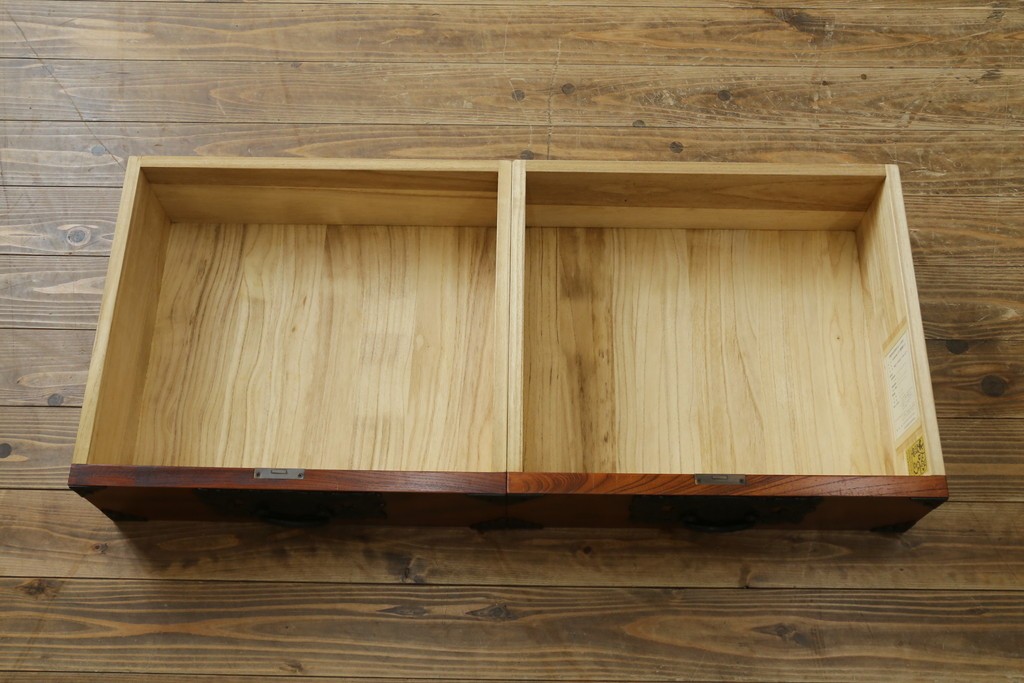 中古　岩谷堂箪笥　前面(欅材)　内部(桐材)　厚手の金具が存在感を放つ衣装箪笥　(R-086385)