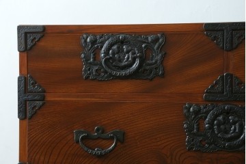 中古　岩谷堂箪笥　前面(欅材)　内部(桐材)　厚手の金具が存在感を放つ衣装箪笥　(R-086385)