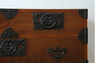 中古　岩谷堂箪笥　前面(欅材)　内部(桐材)　厚手の金具が存在感を放つ衣装箪笥　(R-086385)
