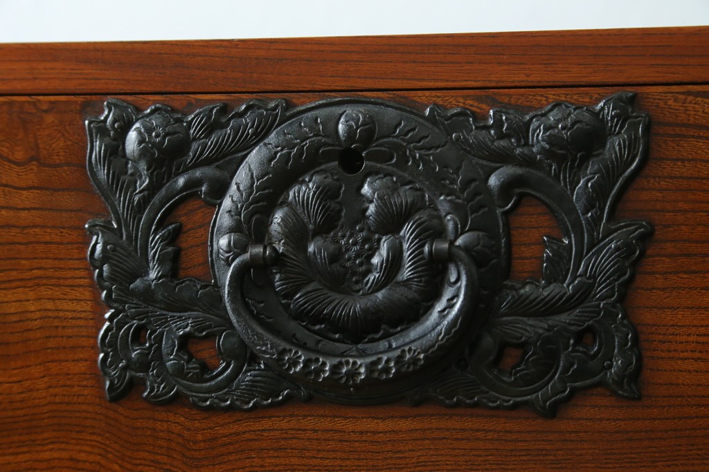 中古　岩谷堂箪笥　前面(欅材)　内部(桐材)　厚手の金具が存在感を放つ衣装箪笥　(R-086385)