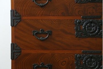 中古　岩谷堂箪笥　前面(欅材)　内部(桐材)　厚手の金具が存在感を放つ衣装箪笥　(R-086385)