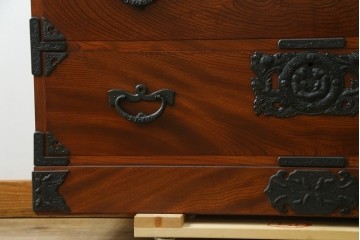 中古　岩谷堂箪笥　前面(欅材)　内部(桐材)　厚手の金具が存在感を放つ衣装箪笥　(R-086385)