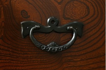 中古　岩谷堂箪笥　前面(欅材)　内部(桐材)　厚手の金具が存在感を放つ衣装箪笥　(R-086385)