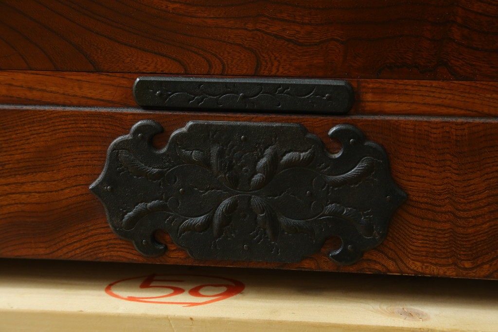 中古　岩谷堂箪笥　前面(欅材)　内部(桐材)　厚手の金具が存在感を放つ衣装箪笥　(R-086385)