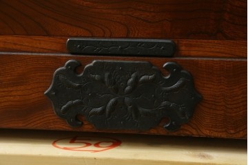 中古　岩谷堂箪笥　前面(欅材)　内部(桐材)　厚手の金具が存在感を放つ衣装箪笥　(R-086385)