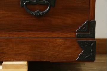 中古　岩谷堂箪笥　前面(欅材)　内部(桐材)　厚手の金具が存在感を放つ衣装箪笥　(R-086385)