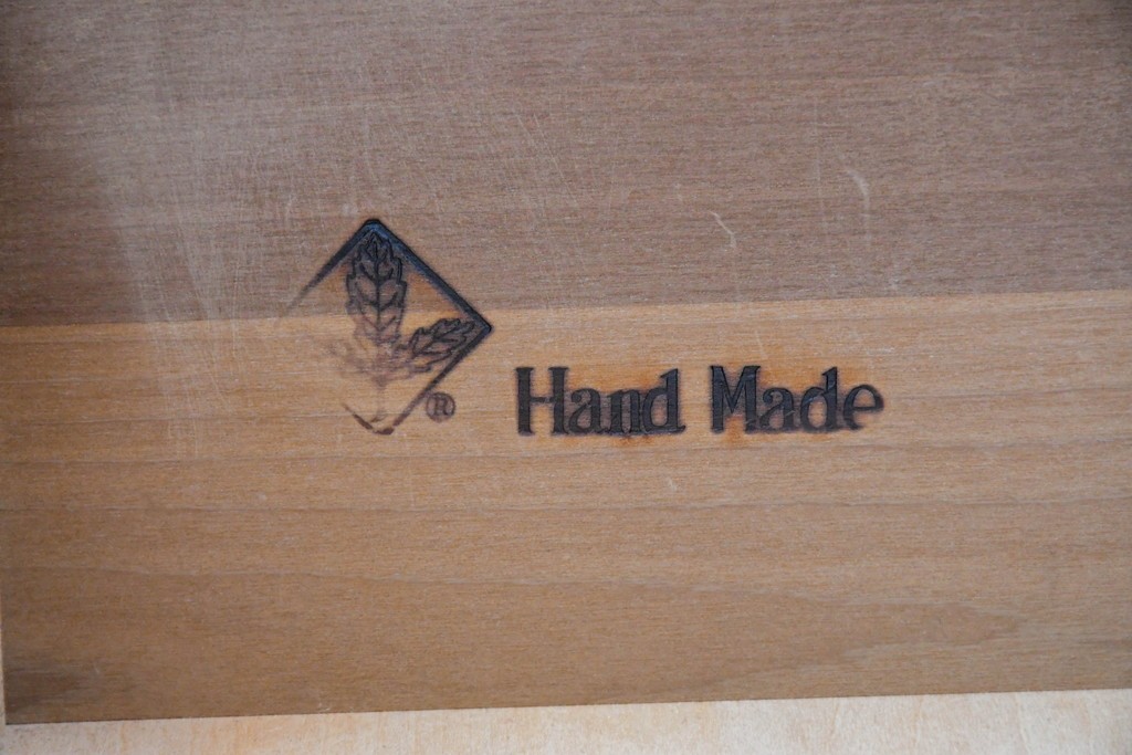 中古　超美品　使用感ほぼなし　横浜クラシック家具　ノックオンウッド(knockonwood)　クラシカルな引手金具のトールチェスト　定価約28万円　(R-086386)