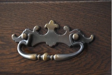 中古　超美品　使用感ほぼなし　横浜クラシック家具　ノックオンウッド(knockonwood)　クラシカルな引手金具のトールチェスト　定価約28万円　(R-086386)