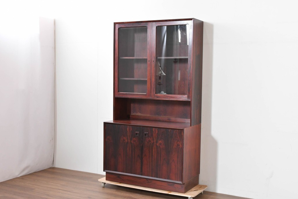デンマークヴィンテージ　Erik Brouer(エリック・ブロイヤー)デザイン　ローズウッド材　木目が美しいガラス扉のキャビネット　(R-086388)