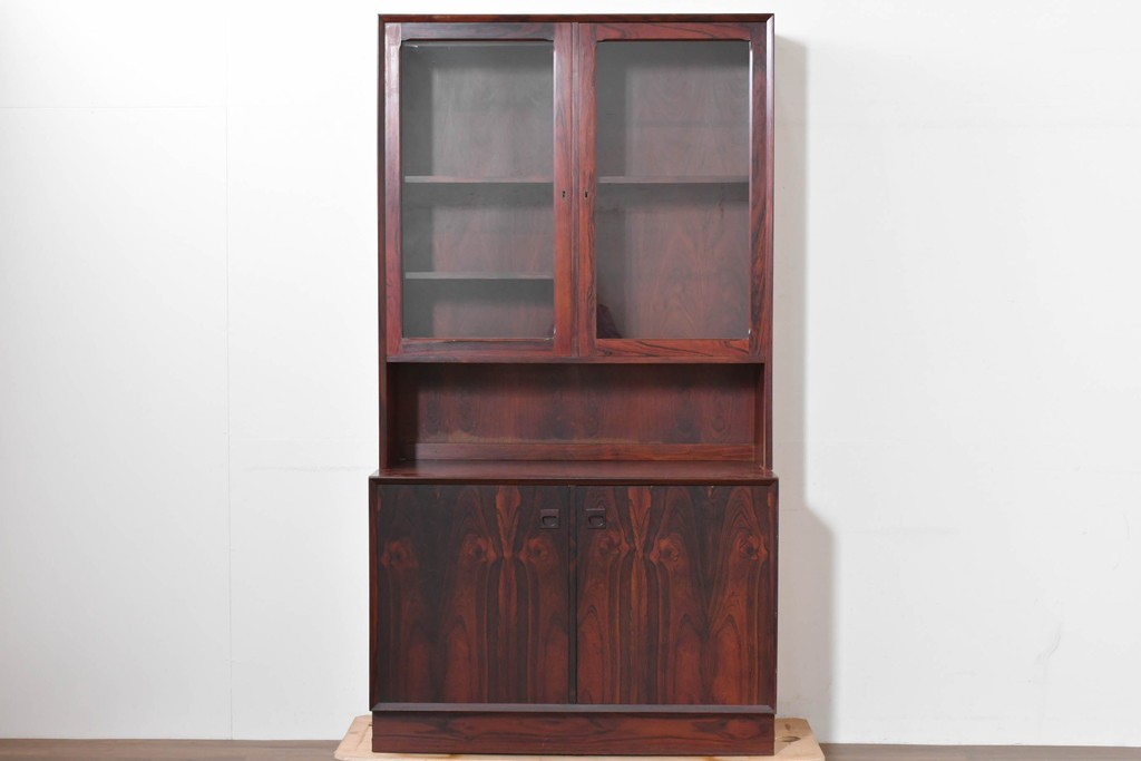 デンマークヴィンテージ　Erik Brouer(エリック・ブロイヤー)デザイン　ローズウッド材　木目が美しいガラス扉のキャビネット　(R-086388)