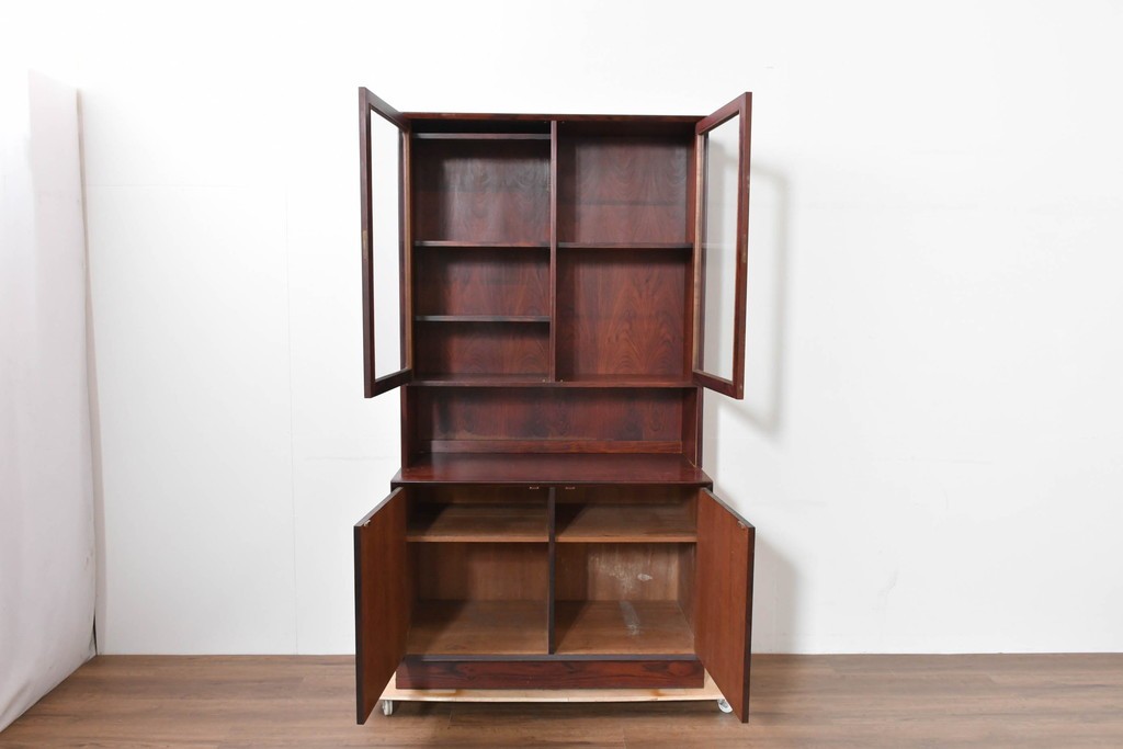 デンマークヴィンテージ　Erik Brouer(エリック・ブロイヤー)デザイン　ローズウッド材　木目が美しいガラス扉のキャビネット　(R-086388)