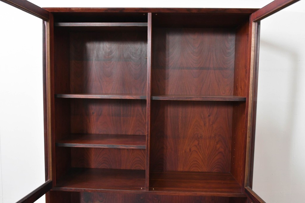 デンマークヴィンテージ　Erik Brouer(エリック・ブロイヤー)デザイン　ローズウッド材　木目が美しいガラス扉のキャビネット　(R-086388)