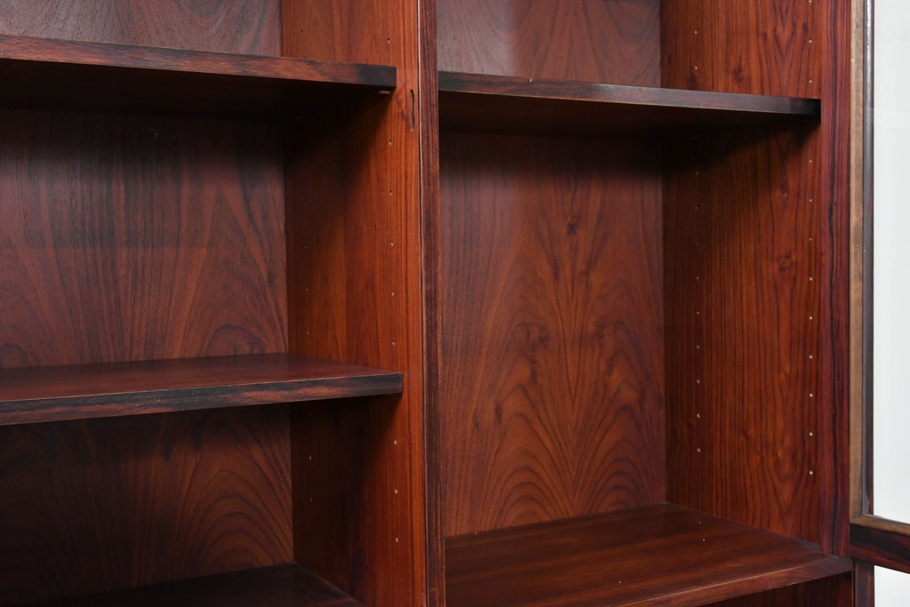 デンマークヴィンテージ　Erik Brouer(エリック・ブロイヤー)デザイン　ローズウッド材　木目が美しいガラス扉のキャビネット　(R-086388)
