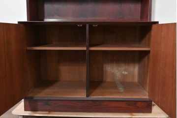 デンマークヴィンテージ　Erik Brouer(エリック・ブロイヤー)デザイン　ローズウッド材　木目が美しいガラス扉のキャビネット　(R-086388)