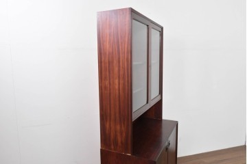 デンマークヴィンテージ　Erik Brouer(エリック・ブロイヤー)デザイン　ローズウッド材　木目が美しいガラス扉のキャビネット　(R-086388)