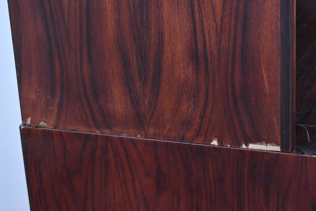 デンマークヴィンテージ　Erik Brouer(エリック・ブロイヤー)デザイン　ローズウッド材　木目が美しいガラス扉のキャビネット　(R-086388)