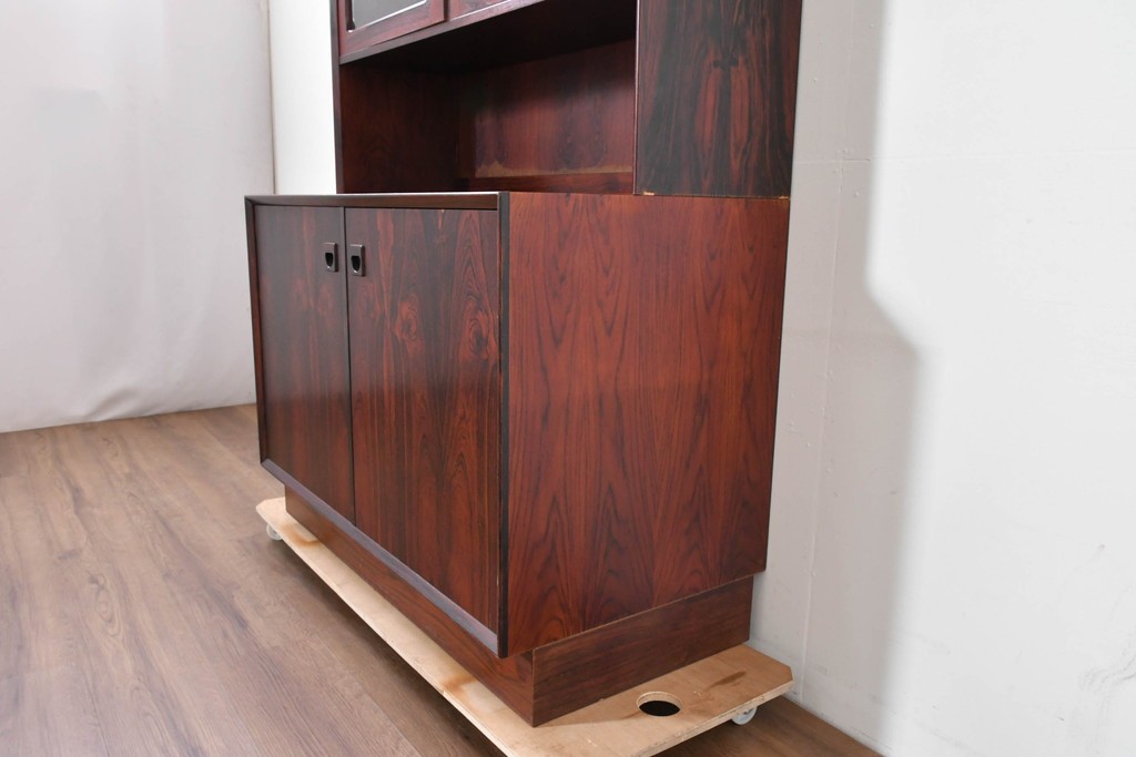 デンマークヴィンテージ　Erik Brouer(エリック・ブロイヤー)デザイン　ローズウッド材　木目が美しいガラス扉のキャビネット　(R-086388)