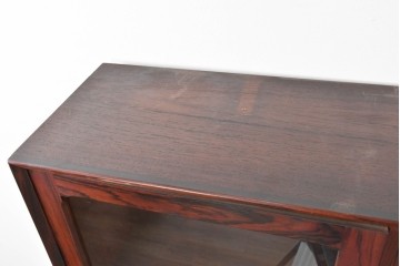 デンマークヴィンテージ　Erik Brouer(エリック・ブロイヤー)デザイン　ローズウッド材　木目が美しいガラス扉のキャビネット　(R-086388)