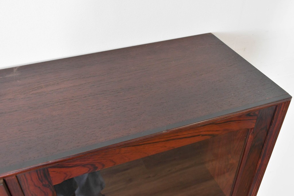 デンマークヴィンテージ　Erik Brouer(エリック・ブロイヤー)デザイン　ローズウッド材　木目が美しいガラス扉のキャビネット　(R-086388)