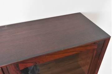 デンマークヴィンテージ　Erik Brouer(エリック・ブロイヤー)デザイン　ローズウッド材　木目が美しいガラス扉のキャビネット　(R-086388)