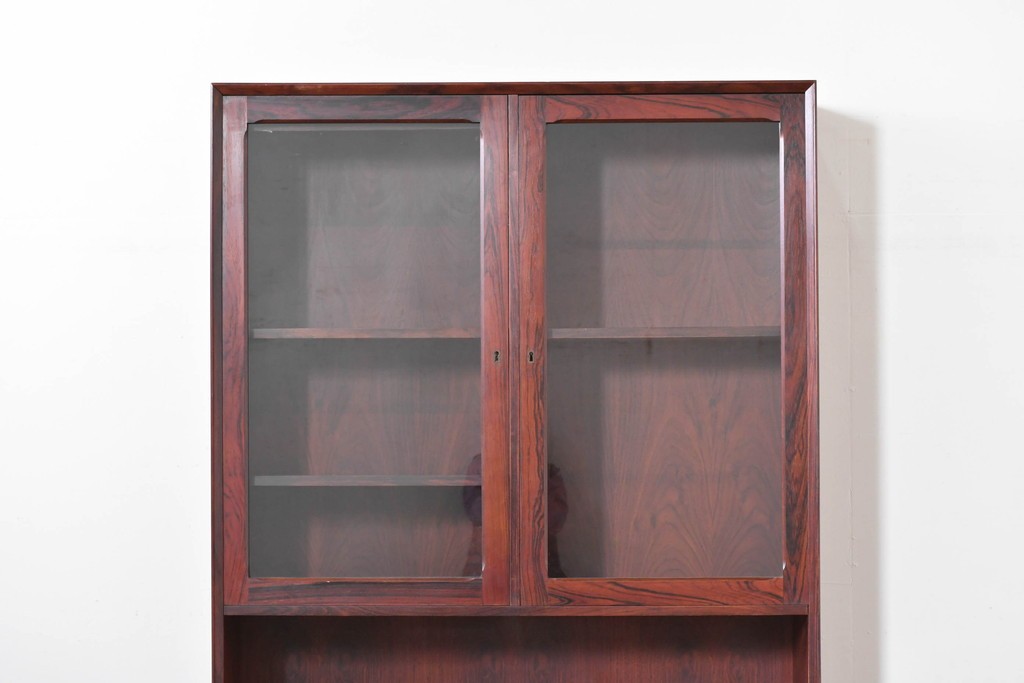 デンマークヴィンテージ　Erik Brouer(エリック・ブロイヤー)デザイン　ローズウッド材　木目が美しいガラス扉のキャビネット　(R-086388)