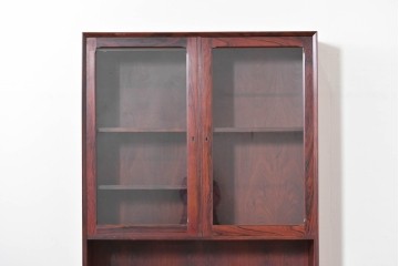 デンマークヴィンテージ　Erik Brouer(エリック・ブロイヤー)デザイン　ローズウッド材　木目が美しいガラス扉のキャビネット　(R-086388)