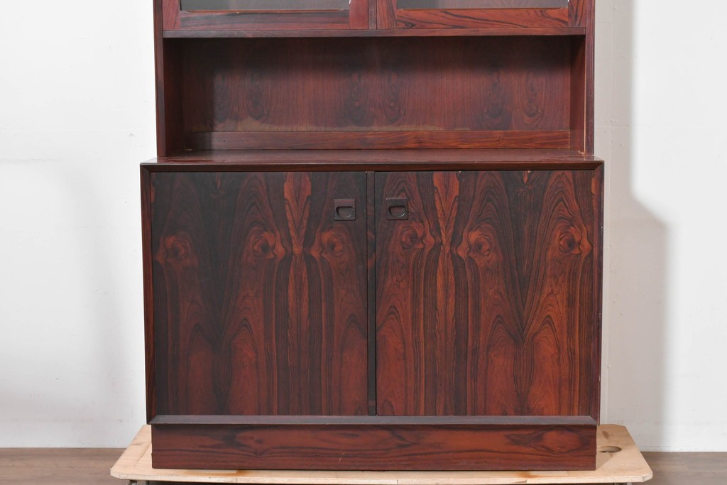 デンマークヴィンテージ　Erik Brouer(エリック・ブロイヤー)デザイン　ローズウッド材　木目が美しいガラス扉のキャビネット　(R-086388)