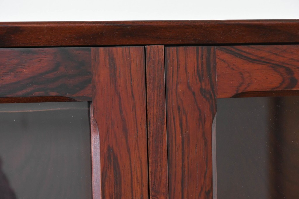 デンマークヴィンテージ　Erik Brouer(エリック・ブロイヤー)デザイン　ローズウッド材　木目が美しいガラス扉のキャビネット　(R-086388)