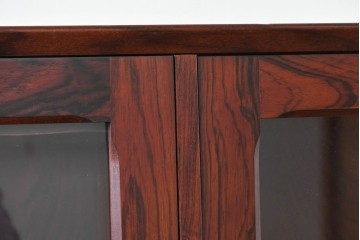 デンマークヴィンテージ　Erik Brouer(エリック・ブロイヤー)デザイン　ローズウッド材　木目が美しいガラス扉のキャビネット　(R-086388)