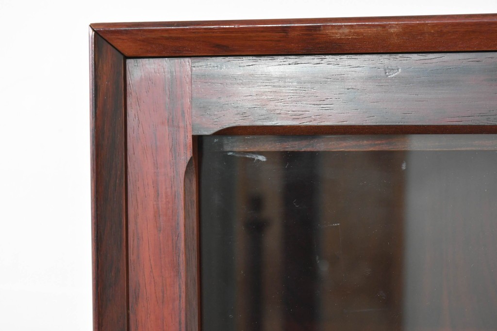 デンマークヴィンテージ　Erik Brouer(エリック・ブロイヤー)デザイン　ローズウッド材　木目が美しいガラス扉のキャビネット　(R-086388)