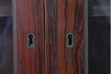 デンマークヴィンテージ　Erik Brouer(エリック・ブロイヤー)デザイン　ローズウッド材　木目が美しいガラス扉のキャビネット　(R-086388)