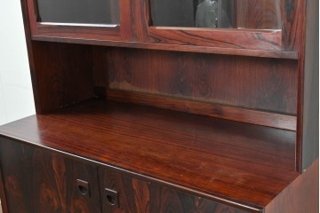 デンマークヴィンテージ　Erik Brouer(エリック・ブロイヤー)デザイン　ローズウッド材　木目が美しいガラス扉のキャビネット　(R-086388)