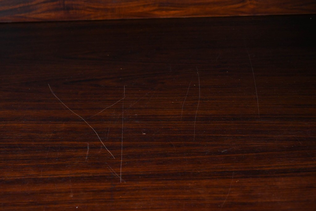 デンマークヴィンテージ　Erik Brouer(エリック・ブロイヤー)デザイン　ローズウッド材　木目が美しいガラス扉のキャビネット　(R-086388)